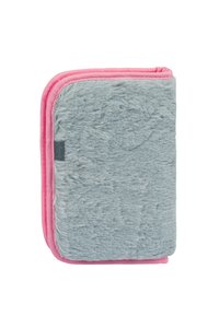 Portfel z sztucznego futra w kolorze szarym z różowym zamkiem z tkaniny, o miękkiej fakturze i zaokrąglonych rogach, zaprojektowany do kompaktowego przechowywania.