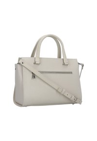 Bolso de mano gris claro hecho de material estructurado, con asas dobles, una correa ajustable, bolsillo con cremallera en la parte frontal y un diseño elegante.