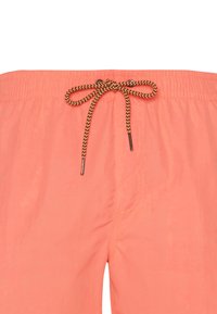 Shorts de bain corail avec une ceinture élastique et un cordon noir et doré. Comprend une poche avant et un tissu léger et lisse.