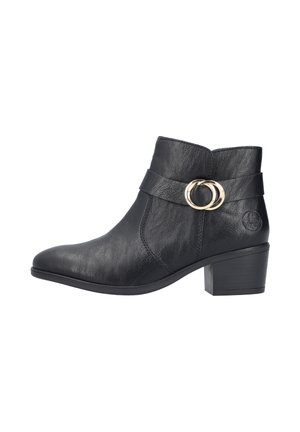 Bottine noire en cuir avec un bout pointu, une large sangle présentant deux accents circulaires dorés, et un petit talon carré.