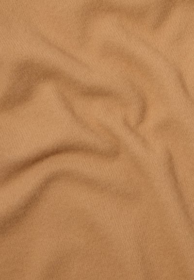 Μαλακό, ελαφρύ ύφασμα σε ζεστό καμηλό χρώμα, με απαλό ανάγλυφο και διακριτά διαγώνια υφαντά σχέδια. Λεπτομέρεια με ζαρωμένη επιφάνεια.