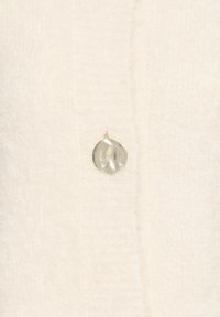 Cardigan bianco lavorato a maglia con una texture morbida, dotato di un bottone metallico dalla forma irregolare al centro davanti.