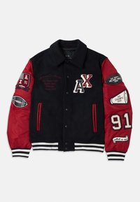 Jachetă de varsity din lână neagră și nylon roșu, cu patch-uri brodate, manșete striate, butoni tip snap și numărul „91” pe mânecă.