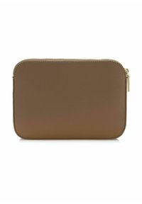 Brązowa saszetka na zamek błyskawiczny, wykonana z gładkiego materiału. Prostokątny kształt z delikatnym połyskiem i złotym zamkiem błyskawicznym. Minimalistyczny design.