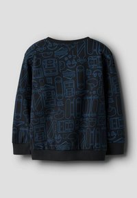 Svart genser med blå konturtrykk av ulike objekter, inkludert ryggsekker og skateboards. Designet med rund hals og ribbestrikkede mansjetter.