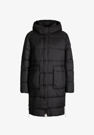Manteau d'hiver long noir matelassé avec capuche, poches à rabat sur le devant et fermetures éclair latérales à l’ourlet.