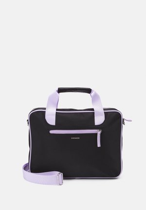 Bolsa rectangular negra para portátil con asas, ribetes y bolsillo frontal con cremallera en color lavanda, y correa de hombro ajustable sobre fondo blanco.