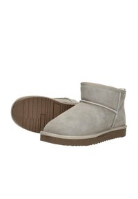 Grijze suède enkelboots met een ronde neus, gestikte details en een zachte binnenvoering. Rubberen zool met verticale groeven voor grip.