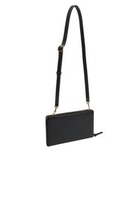 Czarna skórzana torba crossbody z zamkiem błyskawicznym, płaski prostokątny kształt, regulowany pasek i akcenty w odcieniu złota.