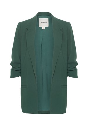 Zelený blazer s vystuženými ramenními částmi, mírně texturovanou tkaninou, dvěma předními kapsami a klopovým límcem. Otevřený vpředu bez zapínání.