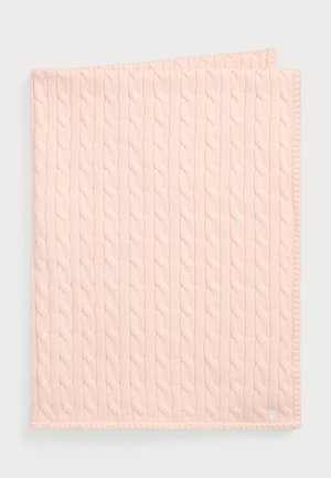 Różowy dziergany koc o splocie warkoczowym, miękka faktura i wykończone krawędzie. Prostokątny kształt, idealny do przytulnych warstw.