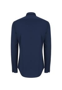 Granatowa koszula z długim rękawem z kołnierzykiem zapinanym na guziki, gładka tekstura i mankiety zapinane na guziki; widok z tyłu pokazuje fason regular fit.