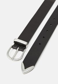 Cinturón de cuero negro con una hebilla rectangular de plata y extremo puntiagudo. Presenta múltiples agujeros para ajuste y una textura suave.