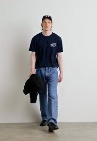 Tommy Jeans SIGNATURE TEE - T-shirt estampada - dark night navy