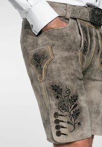 Grijze suède shorts met zwarte bloemborduursels, gele stikselaccenten en vier decoratieve knopen op de zijzak.