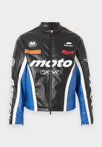 Veste de moto en cuir noir et bleu avec des rayures blanches, une fermeture éclair frontale et plusieurs logos de style course, dont "moto" et "Bareen."