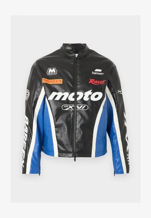 Svart og blå skinn motorsykkeljakke med hvite striper, frontglidelås og flere racinginspirerte logoer, inkludert "moto" og "Bareen".