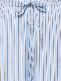Tissu bleu clair avec des rayures verticales blanches et foncées, avec une taille élastique et un cordon noué à l'avant.