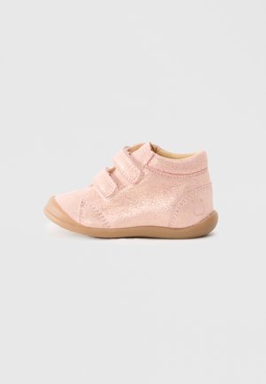 Rosa glitzernde Kleinkinderschuhe mit einem niedrigen Knöcheldesign, ausgestattet mit zwei Klettverschlussriemen, einer hellbraunen Gummisohle und gestickten Akzenten.