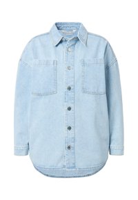 Chemise en denim bleu clair à manches longues, boutons sur le devant, deux poches poitrine et ourlet arrondi.