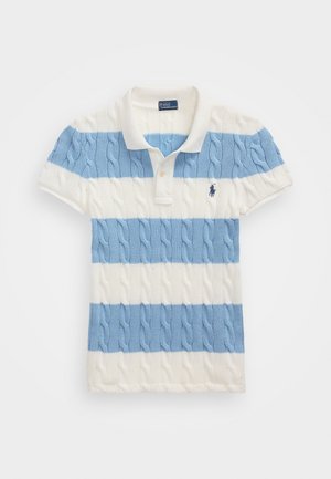 Paita polo dengan tekstur rajutan, menampilkan garis horizontal berwarna biru muda dan putih. Memiliki kerah klasik dan logo kecil di dada.