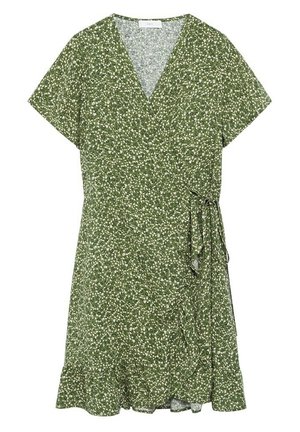 Zielona sukienka kopertowa z krótkim rękawem, w mały biały wzór kwiatowy, z dekoltem w serek, wiązaniem z boku i falbaną u dołu.