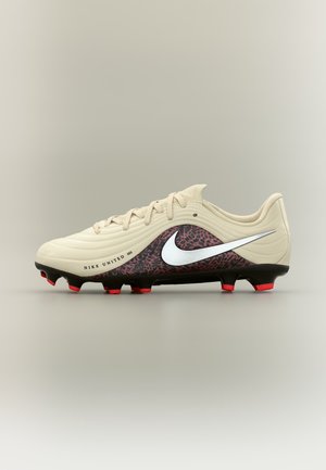 Elfenbeinfarbener Nike Fußballschuh mit schwarz-rotem gepunktetem Seitenpaneel, weißem Swoosh-Logo und schwarz-rot spitzen Nocken an der Sohle.