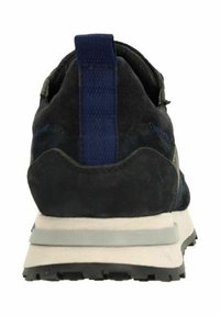 Heren sport sneaker met een donkerblauwe suède bovenkant, eenTextuur stof hiel tab en een lichtgekleurde rubberen zool met profielpatronen.