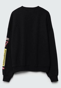 Sudadera negra de corte holgado, de mangas largas, con puños acanalados y escote redondo. Presenta parches coloridos en la manga izquierda.