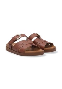 Braune, flache Rutsch-Sandalen mit zwei breiten Riemen und einer metallischen Schnalle. Verfügt über eine strukturierte Markenprägung auf einem Riemen und eine gepolsterte Innensohle.