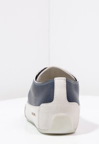 Sneaker con tomaia in pelle blu scuro liscia e tacco e suola grigi chiari. Caratterizzato da un design semplice con suola in gomma testurizzata.