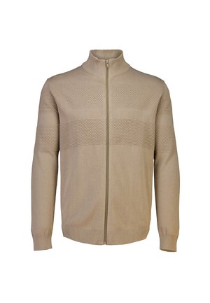 Beige zip-up gebreide trui met hoge kraag, getextureerde horizontale strepen, geribbelde manchetten en zoom, gemaakt van zacht materiaal.