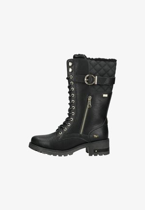 Stivale militare nero fino al polpaccio con allacciatura frontale, cerniera laterale, polsino superiore trapuntato, fibbia decorativa e tacco basso a blocco.