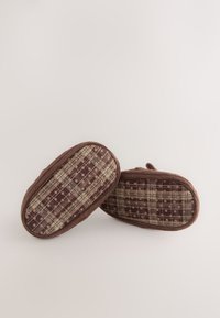 Chaussons à carreaux bruns avec une texture matelassée, dotés d'un bout rond, d'une doublure douce et d'une semelle en caoutchouc antidérapante.