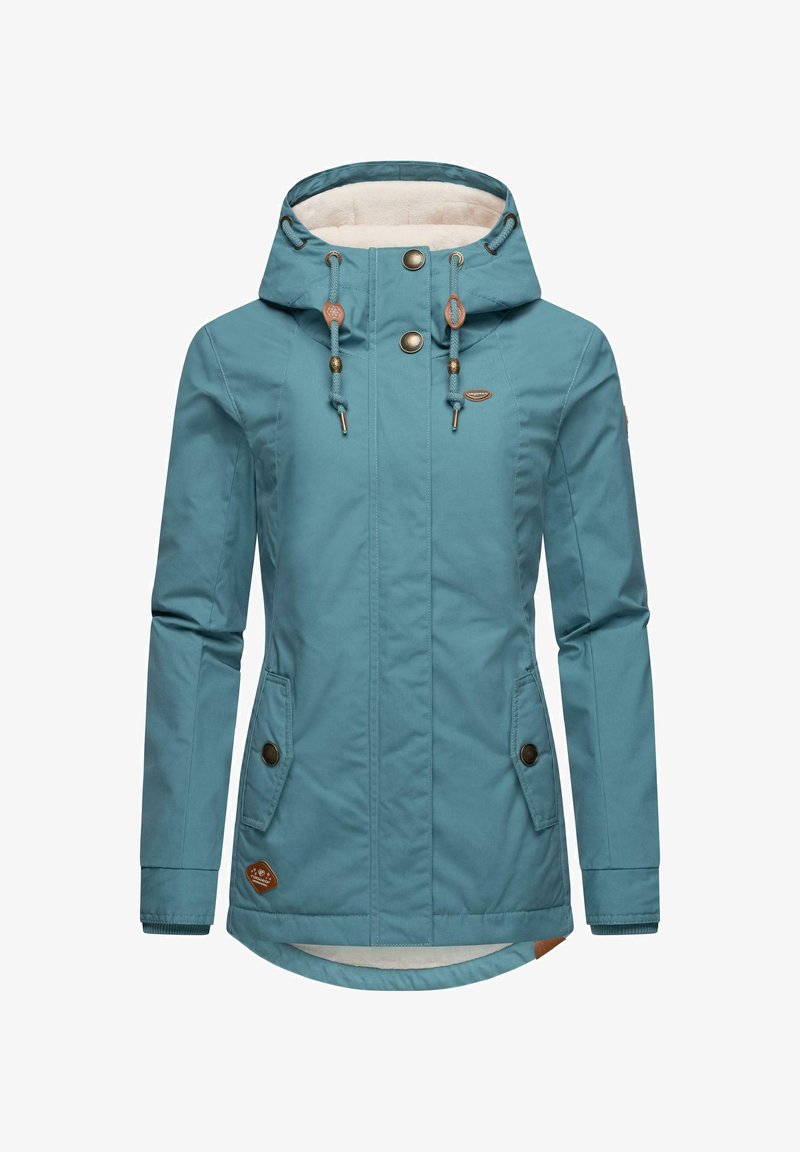 Teal vattentät jacka med en foder av päls på huvan, bronsknappar, dragsnören och två framfickor. Har fåll i rundad form och ribbade ärmslut.