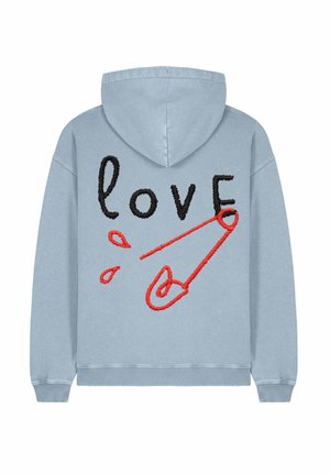 Lichtblauwe hoodie met geborduurd "love" in het zwart en een rode veiligheidsspeld graphic, met verlaagde schouders en ribbelmanchetten.