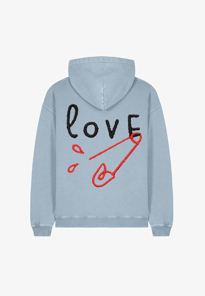 Hoodie bleu clair avec l'inscription brodée "love" en noir et un graphique de épingle de sûreté rouge, avec des épaules tombantes et des poignets côtelés.