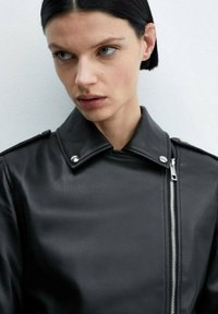 Mango Chaqueta de cuero sintético - black