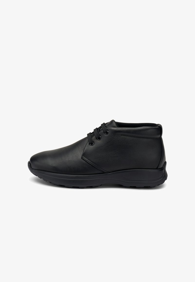 Zapato de cuero negro con cordones, con cuello acolchado y suela de goma texturizada, mostrado en perfil lateral sobre fondo blanco.