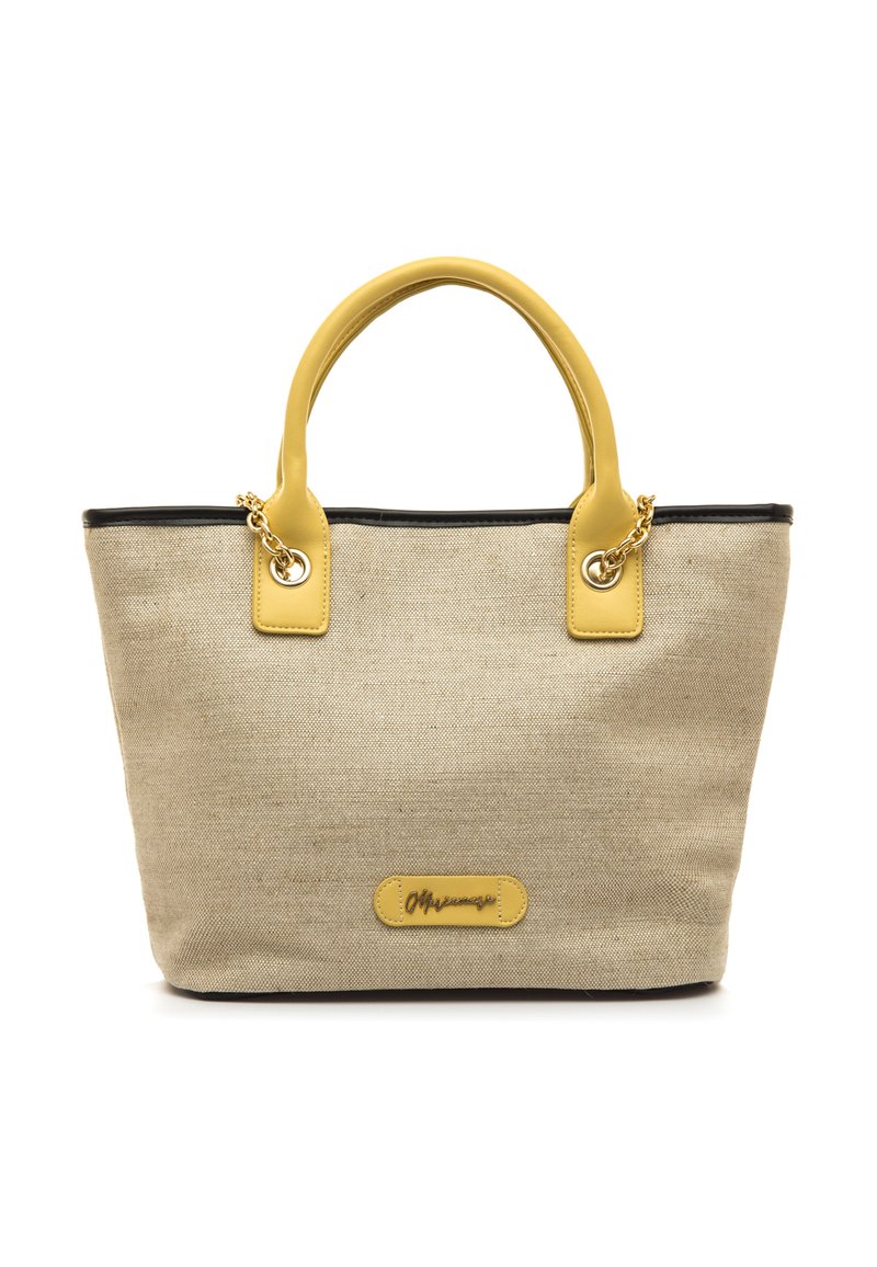 Sac fourre-tout en toile beige avec des poignées en cuir jaune et des bordures noires. Il présente des ferrures dorées et un écusson logo à l'avant.