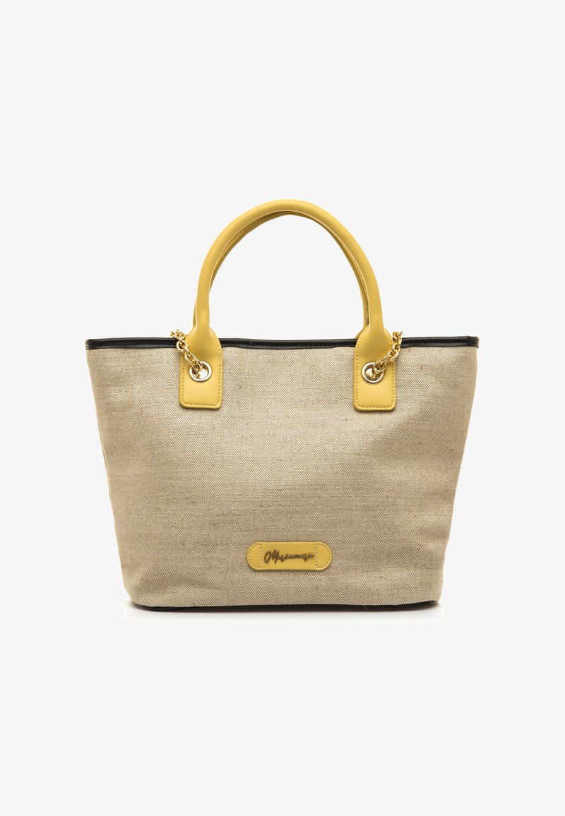 Sac fourre-tout en toile beige avec des poignées en cuir jaune et des bordures noires. Il présente des ferrures dorées et un écusson logo à l'avant.