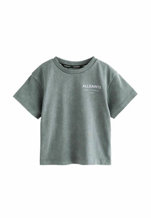 Graues T-Shirt mit kurzen Ärmeln, mit ALLSAINTS-Logo und japanischem Text auf der linken Brust, vor weißem Hintergrund dargestellt.