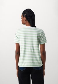 Pieces PCRIA TEE STRIPES - Marškinėliai su spaudiniu - quiet green/bright white
