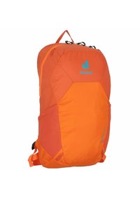 Heldere oranje rugzak met een geometrisch ontwerp, voorzien van zwarte hardware, verstelbare schouderbanden en een logo in turquoise. Compact en lichtgewicht.