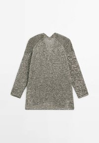 Pull en tricot à manches longues, gris moucheté et noir, posé à plat montrant le dos avec un col rond et un motif texturé.