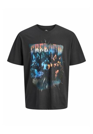 Zwart T-shirt met drie gekleurde wolvenkoppen en een gebarsten achtergrond met gedeeltelijk verborgen tekst boven de wolven.