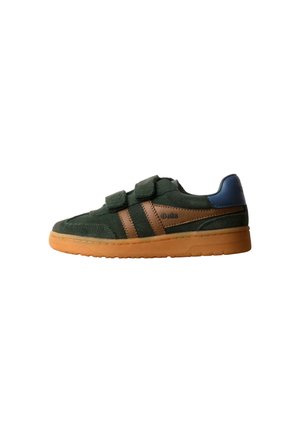 Groene suède sneaker met bruine leren strepen, blauwe hielpatch en een beige rubberen zool met twee klittenbandriemen.