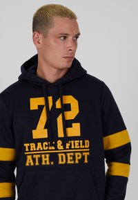 Brave Soul JAMMER - Sweat à capuche - navy/mustard