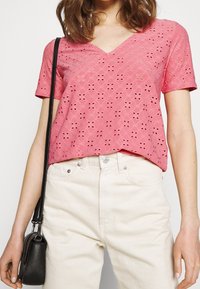 VILA T-shirt med print - pink