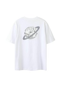 Vit kortärmad t-shirt med en gråskalig rutad sfär och ringgrafik centrerad på baksidan.